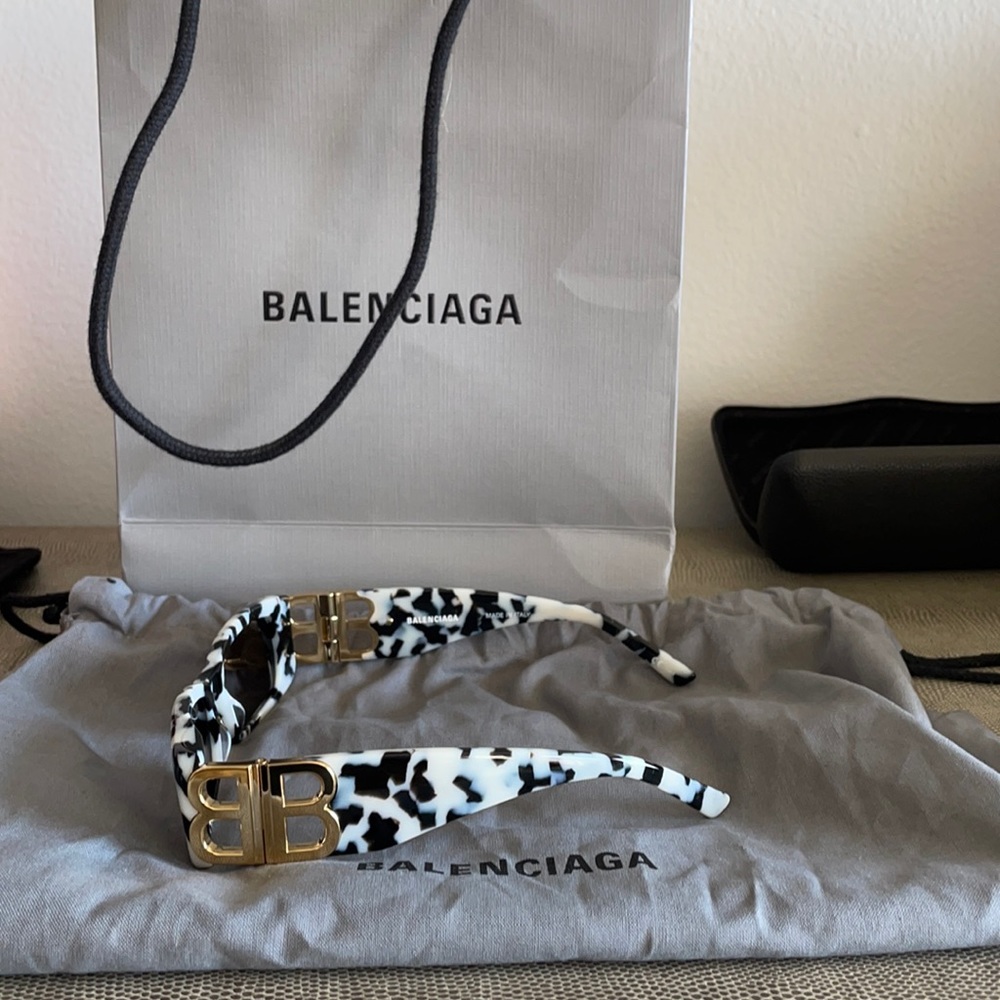 **BRAND NEW*** MUST HAVES ** BALENCIAGA DYNASTY SUNGLASSES- SUPER CUTE